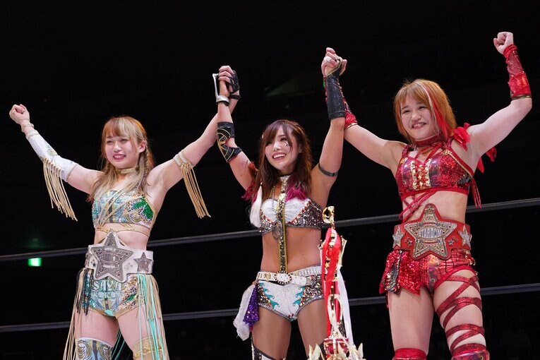 ワンダー・オブ・スターダム王者（白いベルト）の上谷沙弥と、ワールド・オブ・スターダム王者（赤いベルト）の朱里を祝福