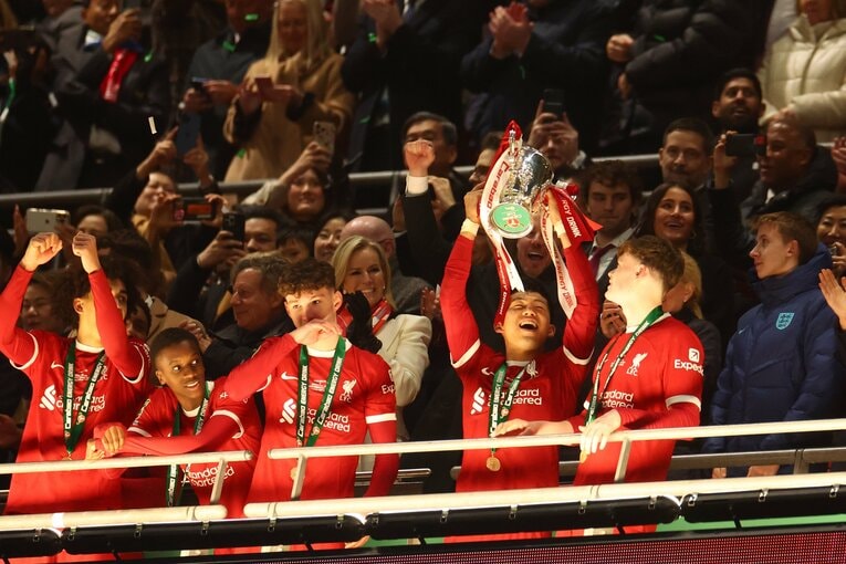 優勝カップを掲げる遠藤　©Getty Images