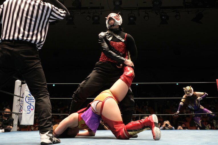 タイガー・クイーンを激怒させた“ヒール殺法”…乱入に凶器攻撃、待望のライバルは何でもありの“闇の軍団”？(29)