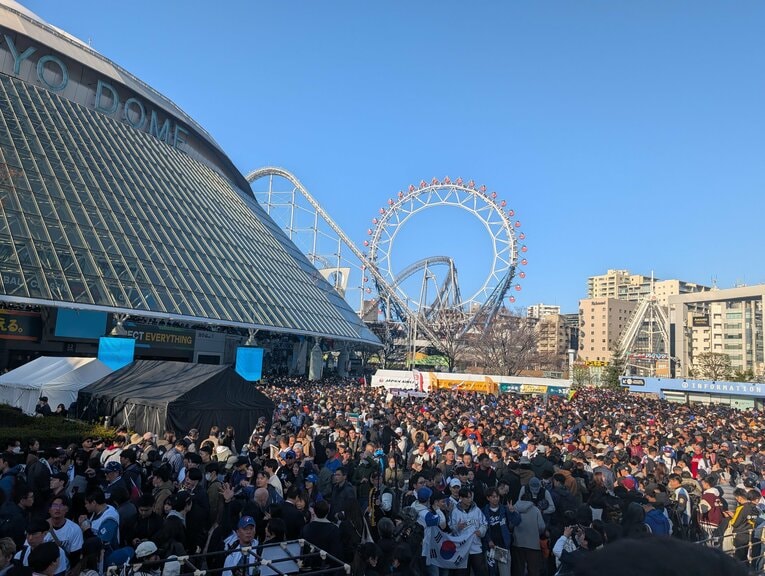 東京ドームは人、人、人 ©Aki