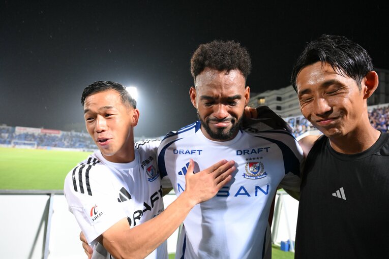 F・マリノスでのラストゲームでゴールを決めたロペス（中央）を讃える喜田　©1992 Y.MARINOS