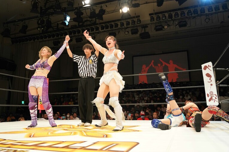 デビュー戦に勝利した天麗皇希と後藤智香　©Essei Hara