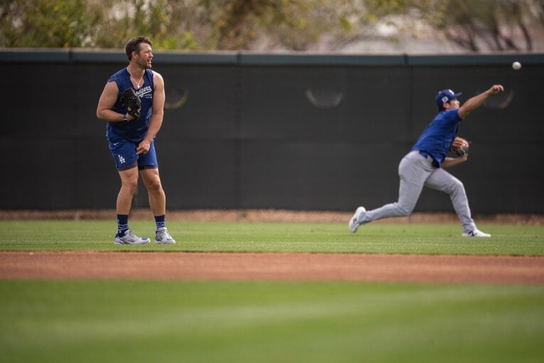 【Numberカメラマンが激写・大谷翔平の愛される日常】カーショウと大谷の同時キャッチボール：全5枚目の5枚目。写真はまだまだ続きます】©Nanae Suzuki