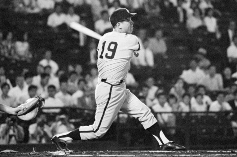 現役時代の野村克也のバッティング（1967年）。本塁打王9回、通算657本のアーチをかけた打棒は引退から7年が経っても健在だった ／ photograph by JIJI PRESS