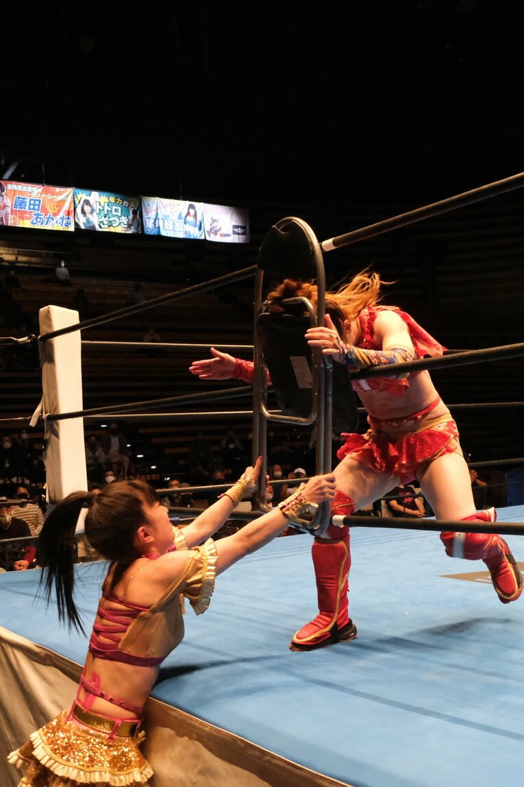 リング外からイス攻撃を仕掛けるつくし（藤本はこの後イスを投げつけた）