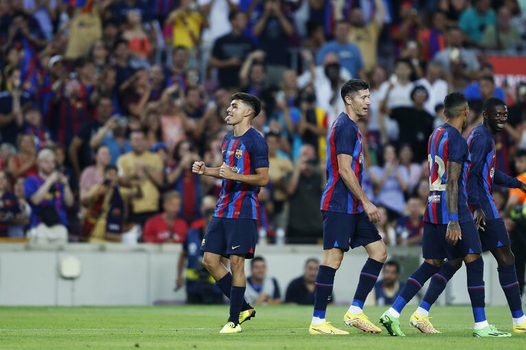 “財政難なのに大補強”バルサを激写　誹謗中傷されたデヨンクへの拍手、33歳レバンドフスキが作る深みとは〈次戦は久保建英ソシエダ〉(8)