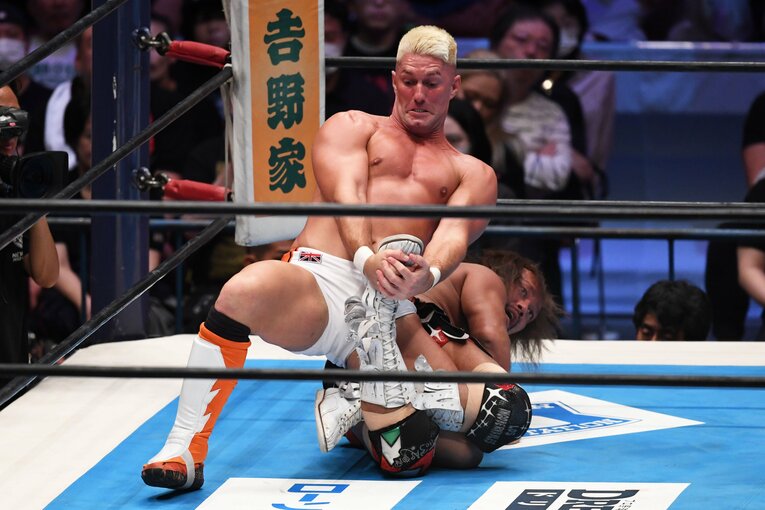 内藤哲也の足を取るザック・セイバーJr.　©Masashi Hara