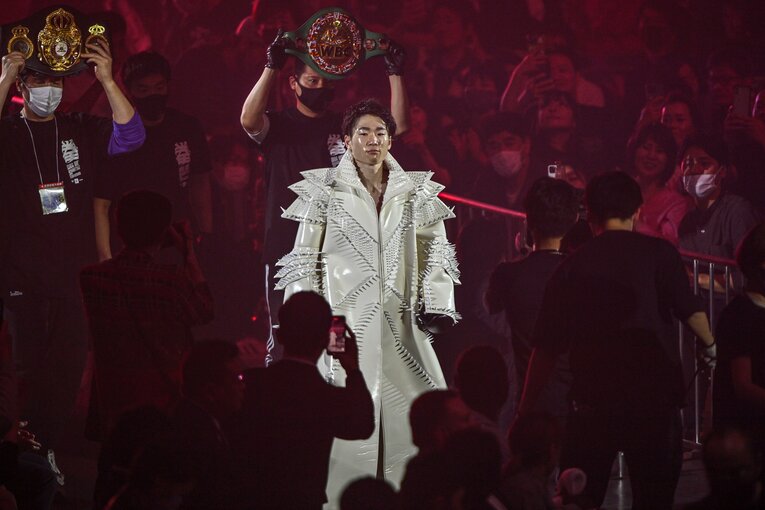 4月8日、有明アリーナ。2本のベルトを従えて入場する寺地拳四朗　©Takuya Sugiyama