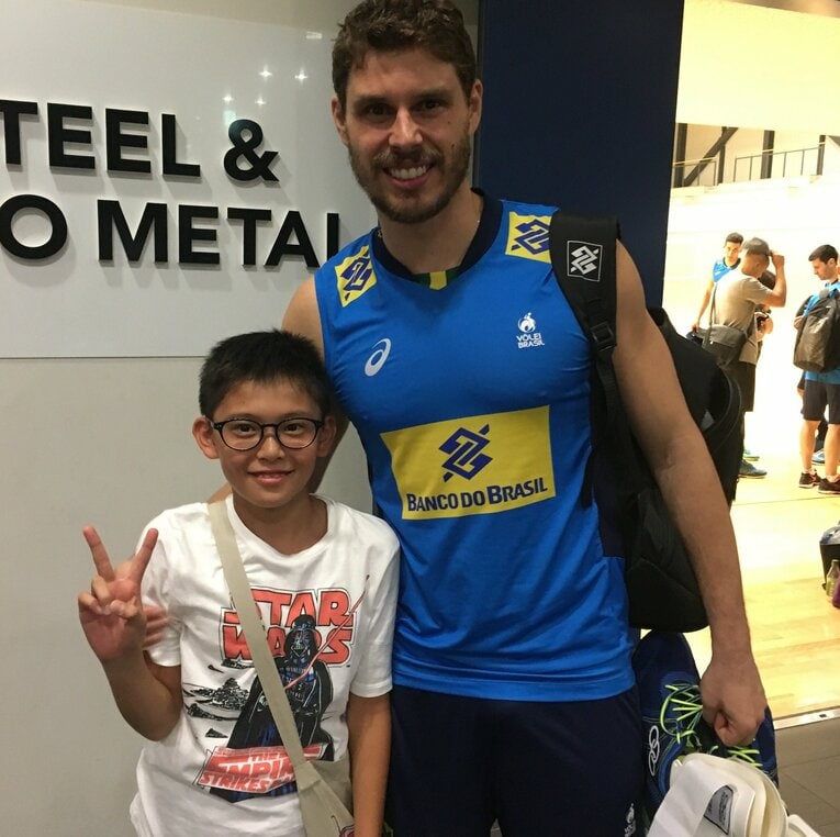 バレーボールを始めた頃、ブラジル代表ブルーノ・レゼンデと嬉しそうに写真に収まる凛虎（母・小由樹さん提供）