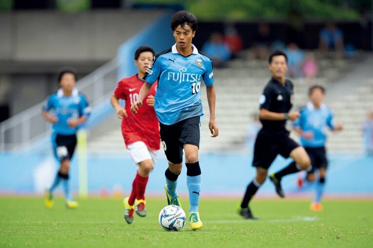 川崎フロンターレU18時代の三笘。ユース時代からトップチームのキャンプにも参加し存在感を示していた　©︎KAWASAKI FRONTALE