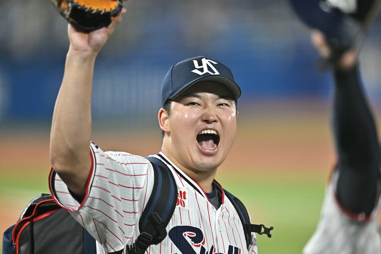 優勝直後の村上宗隆　©Hideki Sugiyama