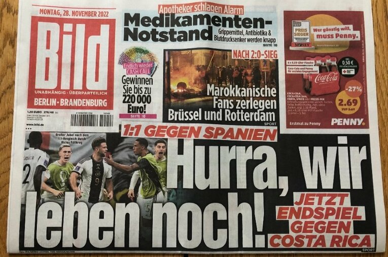 スペイン戦翌日、ドイツの大衆紙『ビルト』には決勝トーナメント進出に望みを繋がったことを喜ぶ見出しが躍っていた――“我々はまだ生きている！” ／ photograph by Takako Maruga