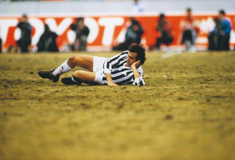 スーパーボレーをオフサイド判定で取り消されて、不服そうに寝っ転がるプラティニ　©Shinichi Yamada/AFLO SPORT