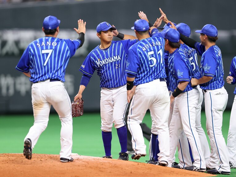 ノーヒットノーランを達成朝後の今永。偉業に仲間から祝福をされたが、表情は変わらなかった　©️JIJI PRESS