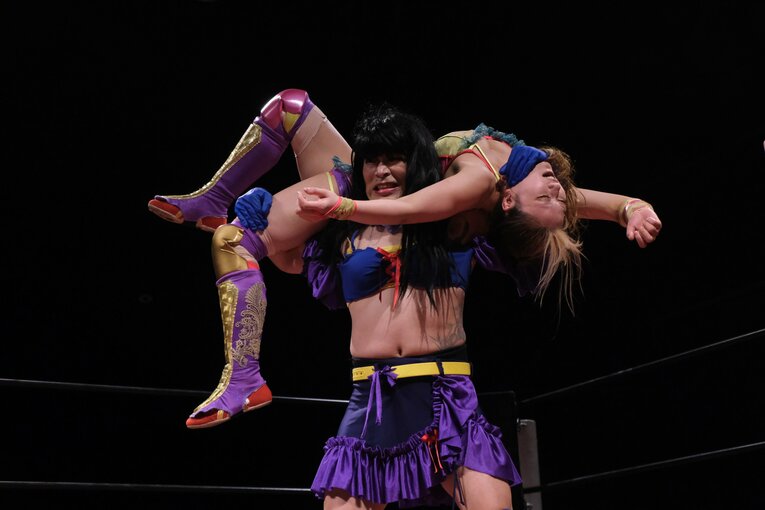 ボンデージ姿でムチ乱打も…“フェリス卒”女子レスラー・雪妃真矢がフリーで始めた新たな闘いとは？「伸び伸びと、怒られてもいいので（笑）」(33)