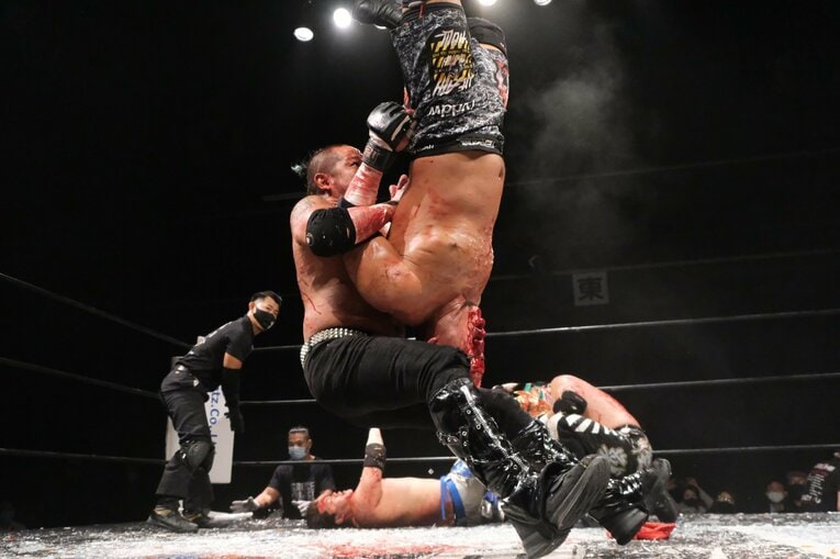 ガラスが刺さり大流血で「ニヤリ」今年47歳の“不適切おじさん”葛西純がデスマッチで伝えたいこと 「お前ら、これを知らずに人生終わるのか？」(25)