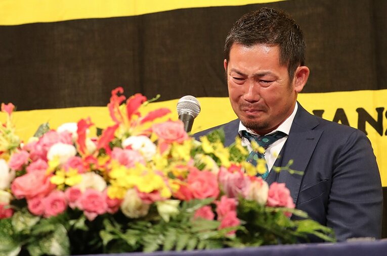 質問する記者も涙した岩田稔の引退会見。家族への想いを聞かれて涙が溢れ出した ／ photograph by Sankei Shimbun