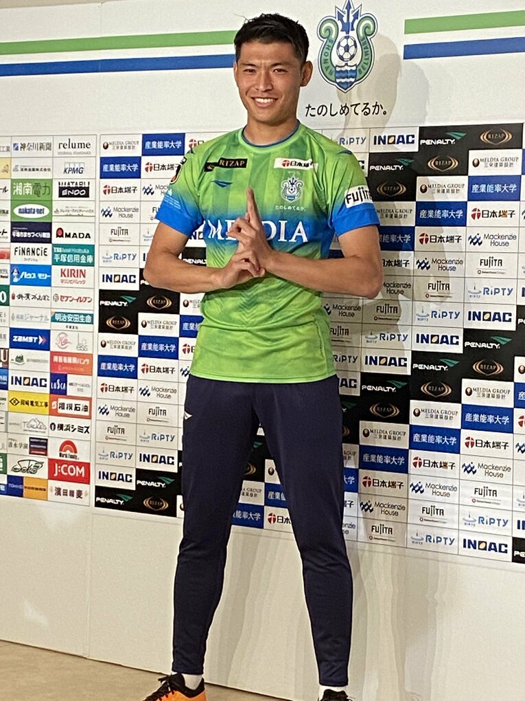 11月9日の記者会見で「忍者ポーズ」を決める町野修斗　©Kei Totsuka