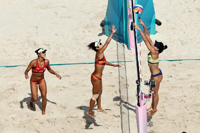 日本の長谷川暁子・石井美樹ペアと対戦するブラジルペア　©JIJI PRESS