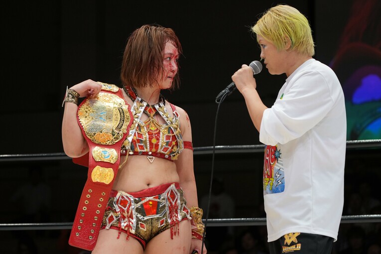 血まみれのSareee。高橋奈七永が挑戦の名乗りをあげる　©Essei Hara