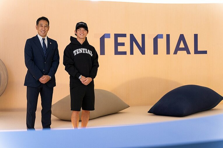プロテニスプレイヤー西岡良仁（右）と坂井利彰JTA常務理事が、TENTIAL提供のリカバリールームで対談を実施 ／ photograph by Shiro Miyake
