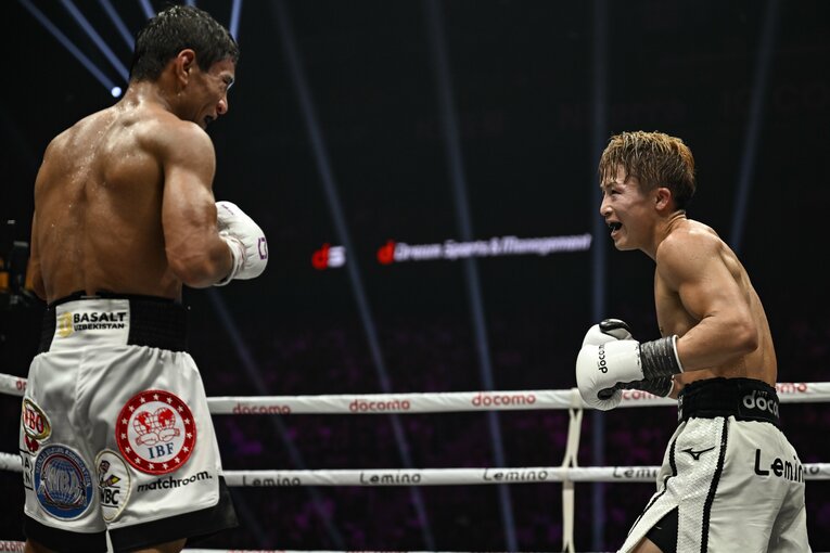 9R、井上のワンツー、左ボディーに耐えたアフマダリエフ。直後、両者ともニヤリと笑った　©Hiroaki Finito Yamaguchi