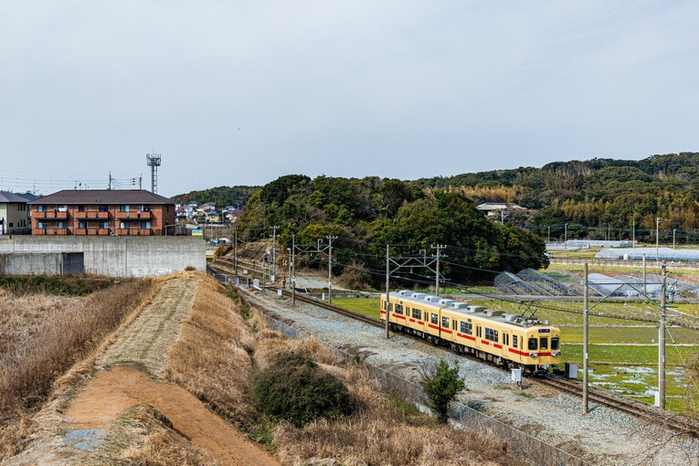 西鉄貝塚線に乗って、三苫駅を目指す。博多駅から地下鉄、貝塚線を乗り継いで三苫駅へは40分ほど