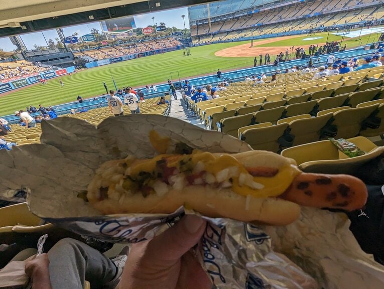 名物ドジャードッグだが、これだけでは胃袋は満たされない　©Aki