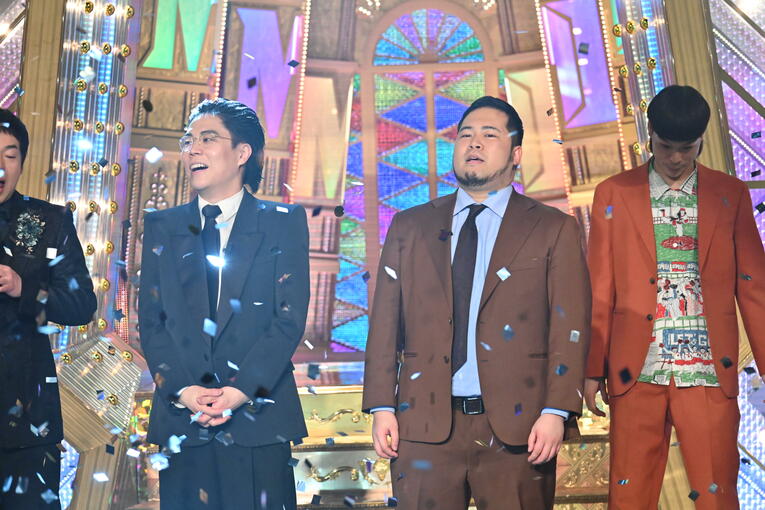 史上初のM-1連覇を果たした令和ロマン。その後ろで肩を落とすバッテリィズのエース。令和ロマンの2人は慶応大出身　©M-1グランプリ事務局