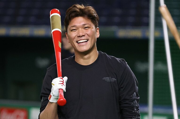 キャンプでの打撃練習中、笑顔を見せる坂本 ／ photograph by JIJI PRESS