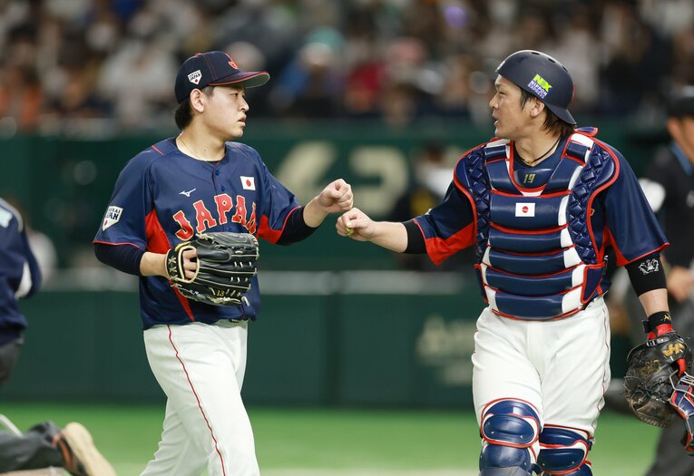 侍ジャパンの強化試合で捕手・甲斐（右）と言葉をかわす宮城　©︎JIJI PRESS