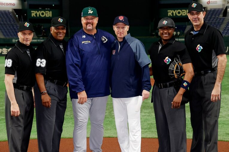 オーストラリア代表のデーブ・ニルソン監督とチェコ代表のパベル・ハジム監督。両チームともWBCを盛り上げた「グッドルーザー」だった ／ photograph by Getty Images