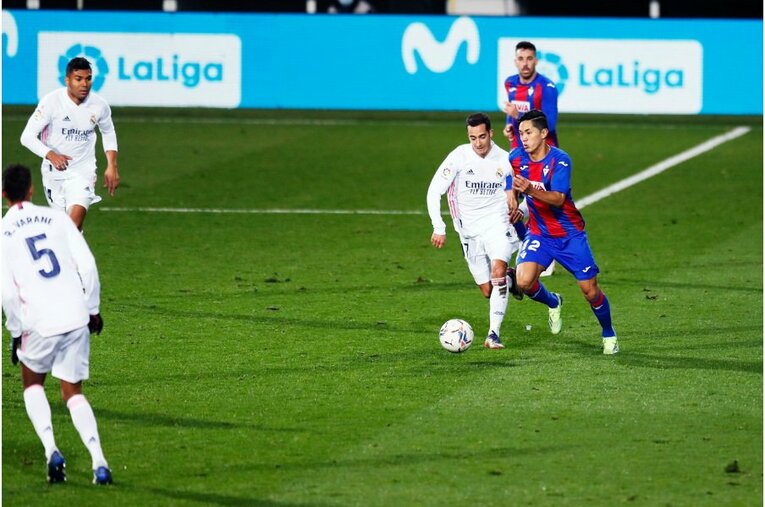 武藤のドリブルから乾へとボールが渡り……