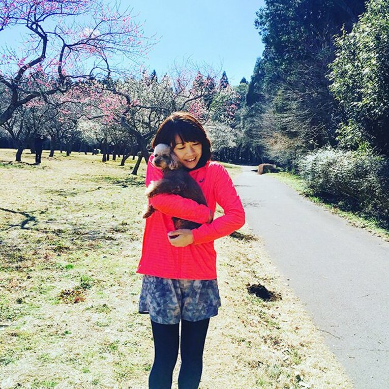 「千葉　昭和の森」で愛犬のラッピーを抱きながら撮影。