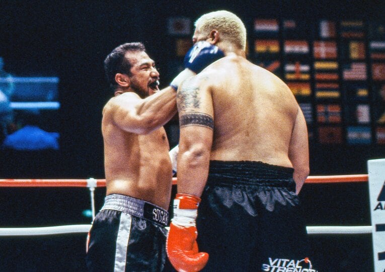 ガードを下げ、超至近距離で殴り合う　©Susumu Nagao