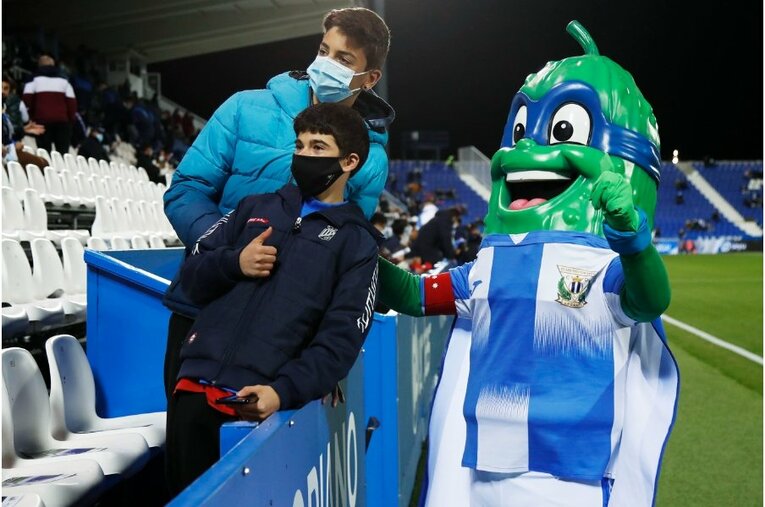 柴崎岳vs岡崎慎司が《ユニフォームを引っ張ってバチバチ》 撮影カメラマンが凍えそうな雨中で捉えた“熱いバトル”の瞬間(5)