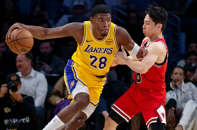 NBAのコートでマッチアップする八村塁と河村勇輝 ／ photograph by AP/AFLO