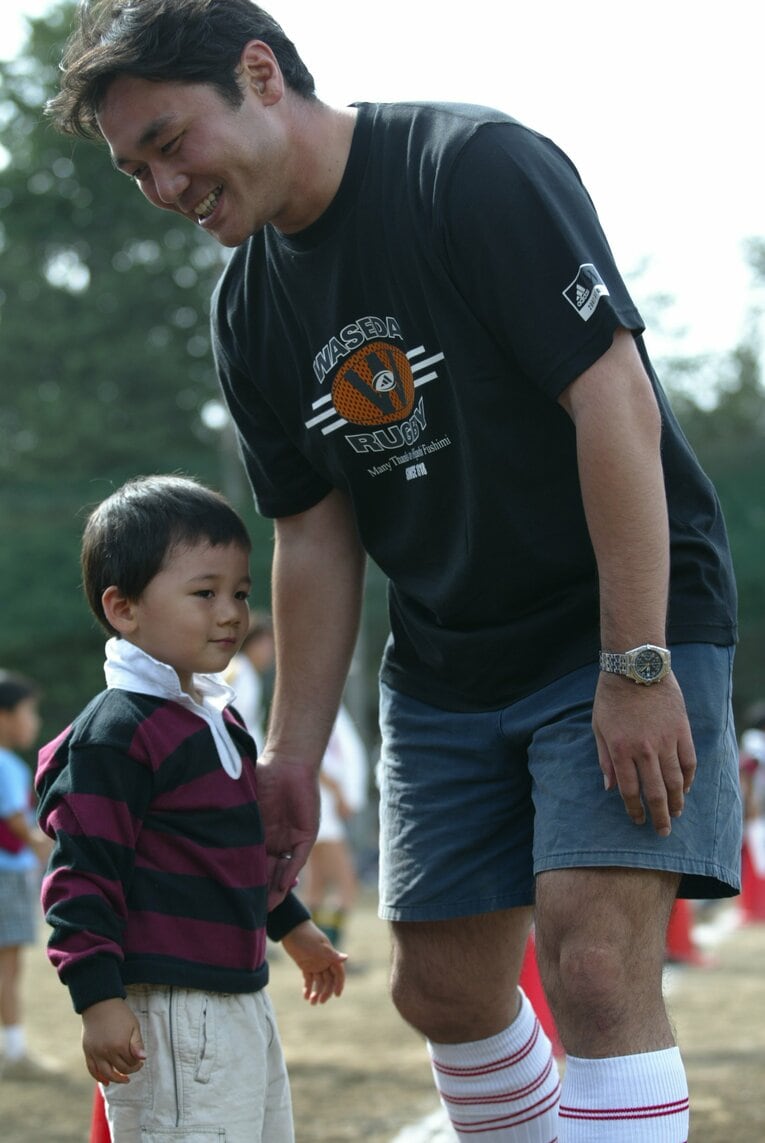 2002年夏、早稲田大ラグビー部「東伏見グラウンドさよならイベント」で親子リレーに参加した清宮幸太郎（当時3歳）と父・克幸さん　©︎YUTAKA/AFLO SPORT