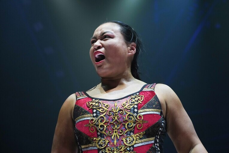 「立ってこい！」と叫ぶ里村明衣子　©Essei Hara