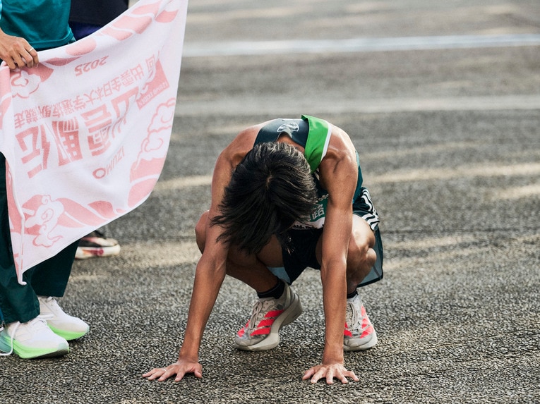 レース後は力を出し切り地面に座りこむシーンも　©Yuki Suenaga