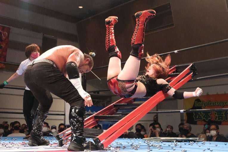 「いつか、傷だらけの背中でウェディングドレスを」 18歳の女子レスラー・鈴季すずが大流血を「嬉しい」と語る理由(67)