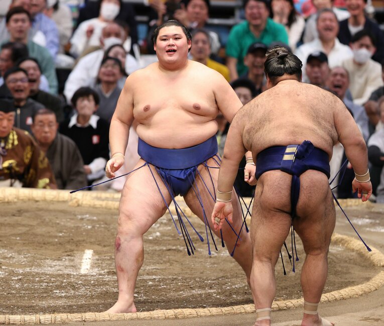 優勝決定戦で、高安を送り出しで下し、優勝を決めた直後の表情　©JIJI PRESS