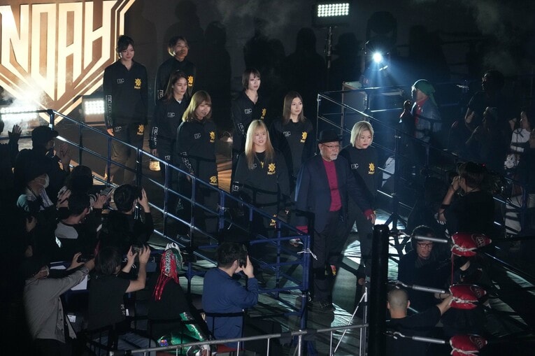 ロッシー小川を先頭にノアのリングに入場するマリーゴールド勢。5月4日、両国国技館　©Masashi Hara