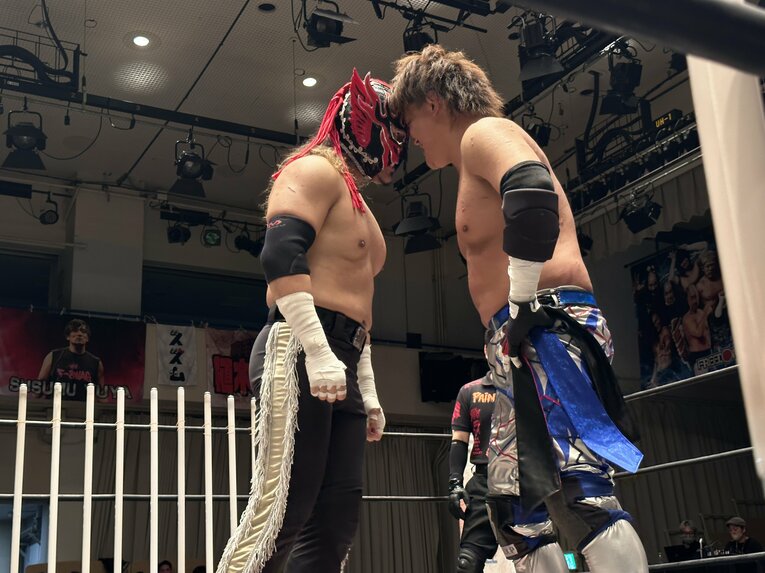 スワイプすると「エル・デスペラードvs葛西純」など激闘写真をご覧になれます　©Norihiro Hashimoto