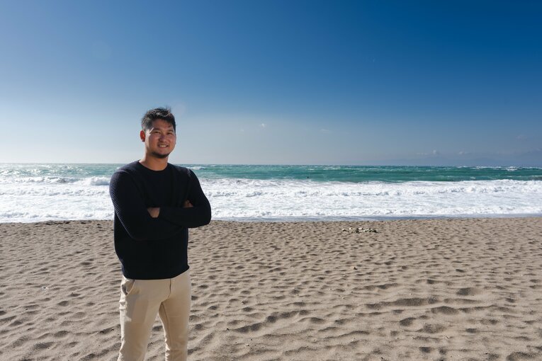 強風の中、嫌な顔せず、撮影に応じてくれた三上　©Shiro Miyake