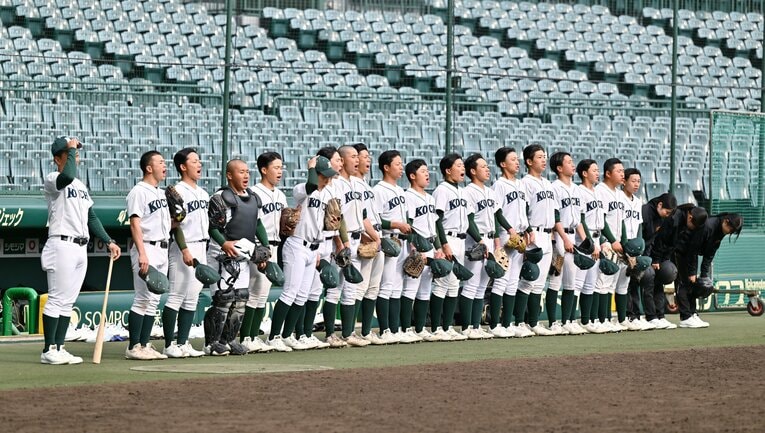 甲子園練習でグラウンドに挨拶をする高知農ナイン ©JIJI PRESS