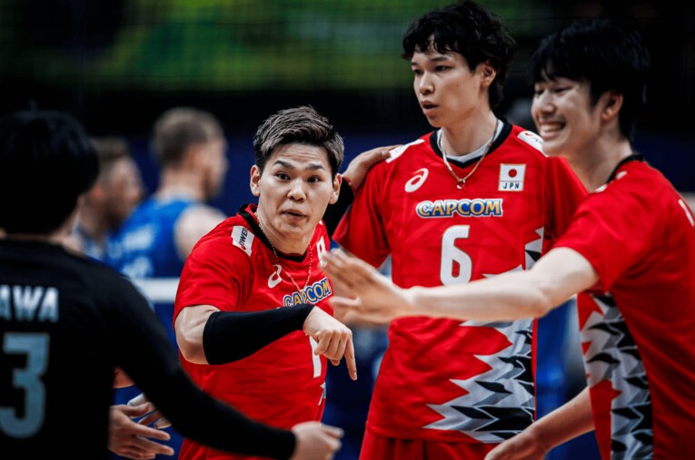西田有志、山内晶大（VNLセルビア戦）©︎Volleyball World