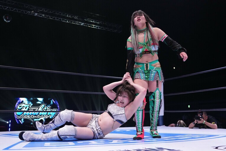 安納サオリvs.壮麗亜美　©Essei Hara