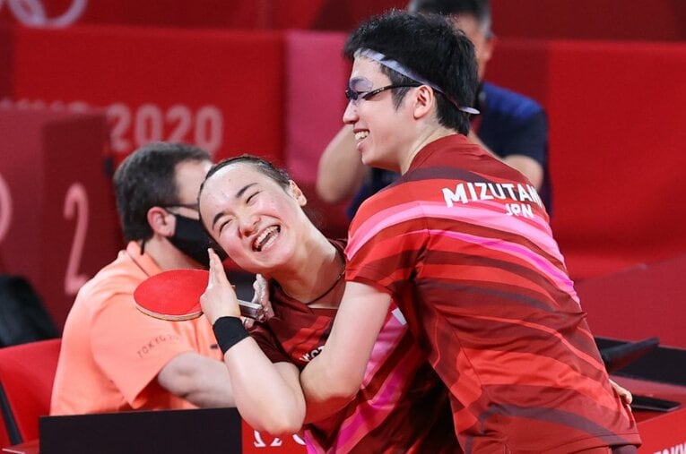 勝利が決まった瞬間、水谷は伊藤を抱きしめた