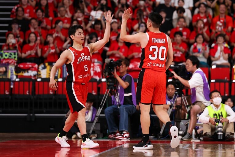 韓国戦での富永と河村のハイタッチ ©Getty Images